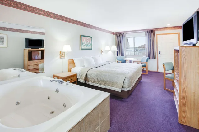 غرفة ديلوكس بسرير كينج بإطلالة على الفناء بجاكوزي، Super 8 by Wyndham Mackinaw City/Beachfront Area 2/3