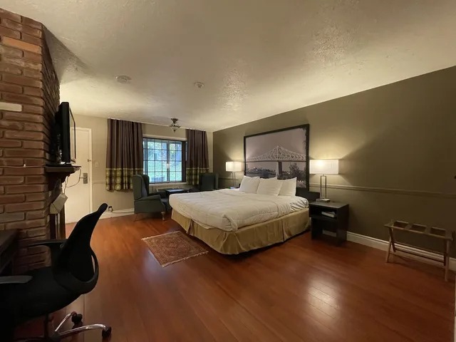 جناح تنفيذي بسرير كينج، Super 8 by Wyndham Gananoque - Country Squire Resort 3/10