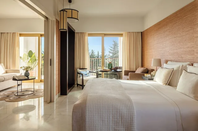 جناح جونيور بسرير كينج بإطلالة على الحديقة بشرفة بغرفة نوم واحدة، Victoria Golf Resort and Spa Managed by Accor 1/2