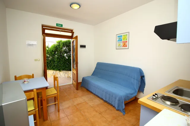 شقة بسرير مزدوج بشرفة بغرفة نوم واحدة مع أريكة في الطابق الأرضي، Bacan Serviced Apartments 4/10
