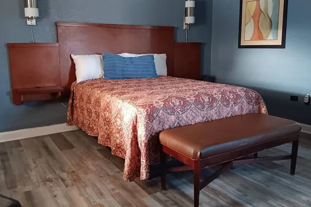 غرفة بسرير كينج مع أريكة سرير، Sheldon's Motel by OYO Keysville Near Hwy 360 4/7