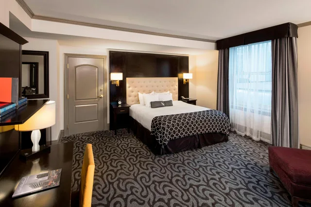 غرفة بسرير كينج، Hotel Blackhawk Autograph Collection 1/1