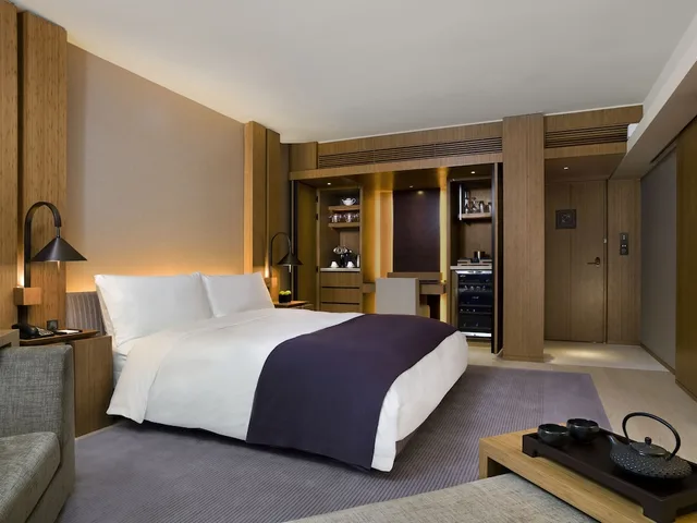 Studio 80, King Bed, Island View، Upper House Hong Kong 1/2