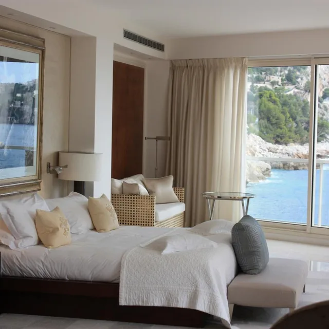 جناح بسرير مزدوج، Cap Estel 1/2