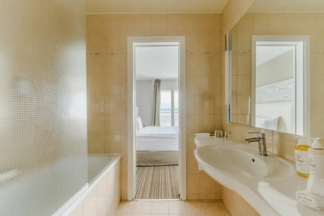 Classy, Junior Suite, Lake View, Sofa, Balcony، Hotel Mona 4/5