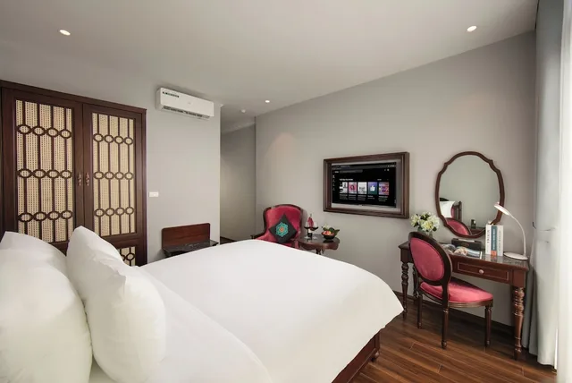 Junior, King Bed, City View, Balcony, Serene Central hotel 1/3