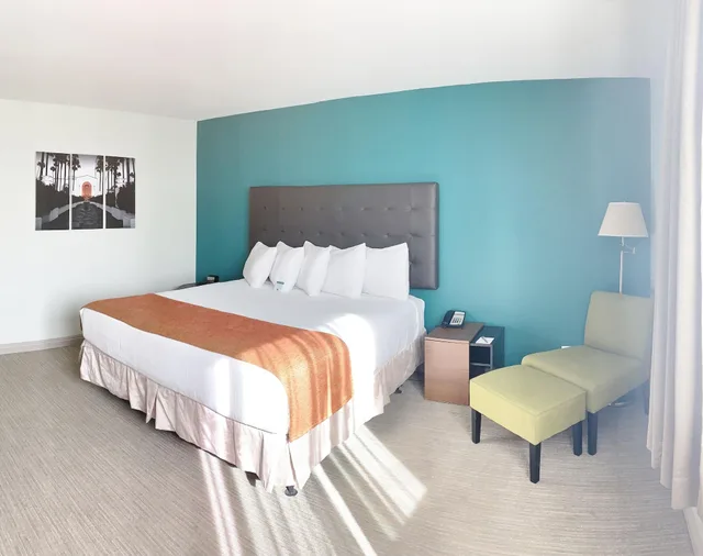 غرفة بسرير كينج لذوي الإعاقة، Redac Gateway Hotel 2/3
