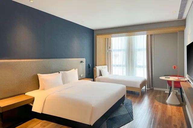 غرفة قياسية بسرير كينج وسرير مزدوج بإطلالة على المدينة، Holiday Inn Express Haiyan 1/6