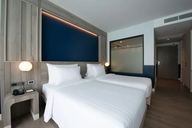 غرفة ديلوكس بسرير كينج بإطلالة على الحديقة، Seabed Grand Hotel Phuket 2/5