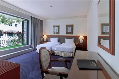 غرفة ديلوكس بسرير كينج، The Jesselton Hotel 1/1