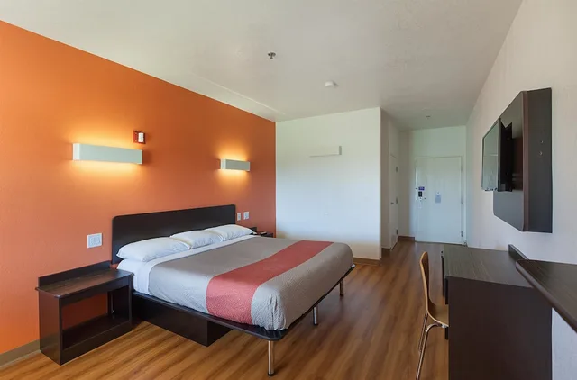 غرفة ديلوكس بسرير كينج لذوي الإعاقة، Motel6 Bedford, TX - Fort Worth 1/6