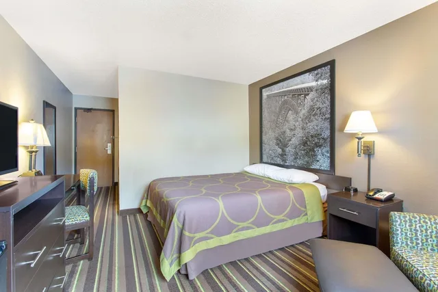 غرفة بسرير كوين لذوي الإعاقة، Super 8 by Wyndham Weston WV 2/4