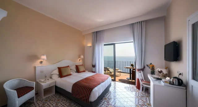 غرفة ديلوكس بسرير كينج بإطلالة على البحر، Miramalfi Hotel 5/7