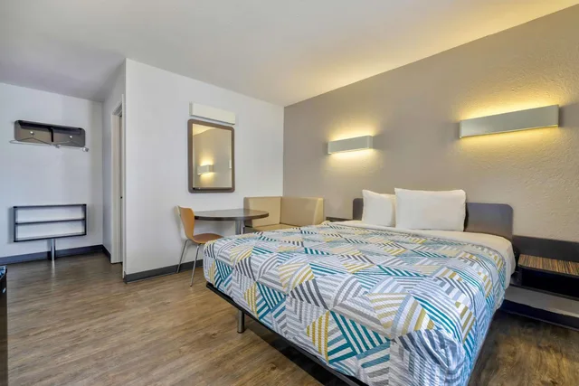 غرفة بسرير كوين، Motel6 Oshkosh, WI 2/10
