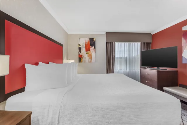 Suite, King Bed, Sofa, Upper Floor، Best Western Plus Rose City Suites 4/7