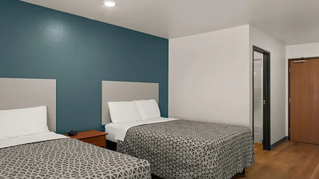 غرفة قياسية بسريرين مزدوجين، WoodSpring Suites Evansville East 1/7