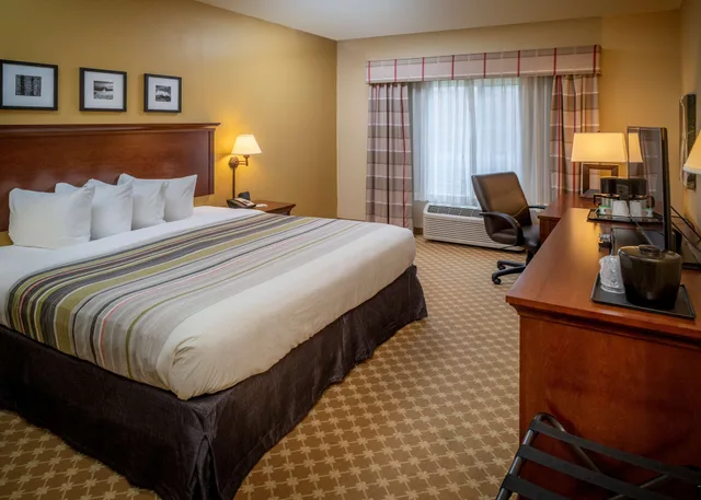 غرفة بسرير كينج لذوي الإعاقة، Country Inn and Suites By Radisson Charleston South WV 1/3