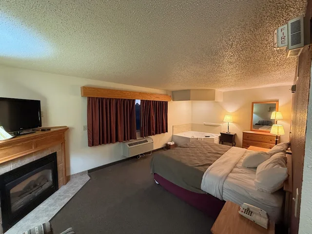 جناح بسرير كينج مع أريكة، Rodeway Inn Hesston, KS 3/10