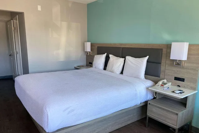 غرفة بسرير كوين، Travelodge By Wyndham LAX South 2/8