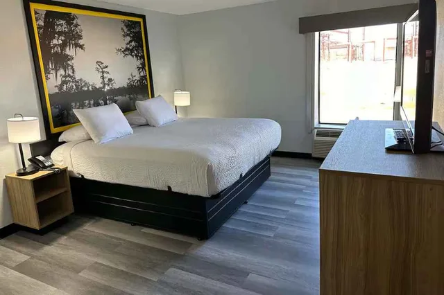 Studio, King Bed, Super 8 by Wyndham Alexandria LA 1/1