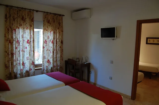 غرفة رباعية بأربعة أسرّة، Hotel Riad Arruzafa 2/2