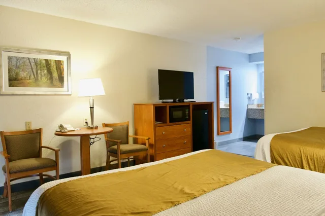 غرفة قياسية بسريرين كوين للمدخنين، Best Western Thunderbird Motel 5/9