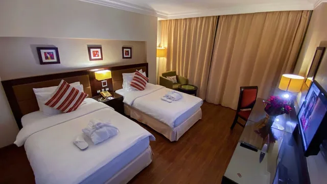 غرفة ديلوكس بسريرين منفصلين بإطلالة على المدينة، Oryx Hotel 1/7