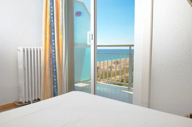 غرفة بثلاثة أسرّة بإطلالة على البحر مع سرير إضافي، Hotel Internacional Calella 8/10