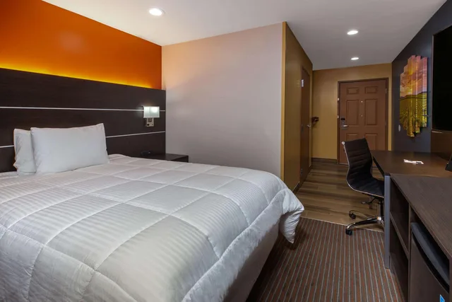 غرفة بسرير مزدوج، Hotel Vinea a Travelodge by Wyndham 1/2