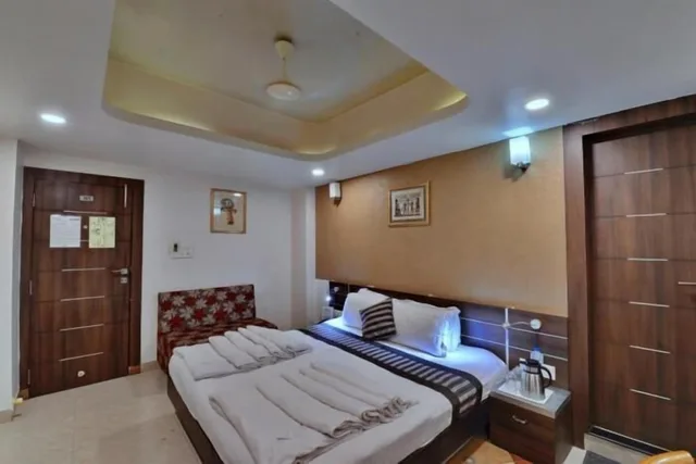 غرفة تنفيذية بسرير كينج، Hotel Shree Vatika 1/3