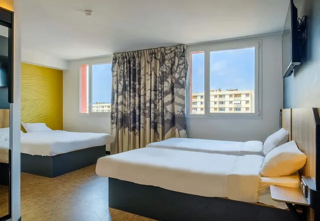 غرفة رباعية بسرير مزدوج وسريرين منفصلين، B&B HOTEL Nice Aeroport Arenas 1/5