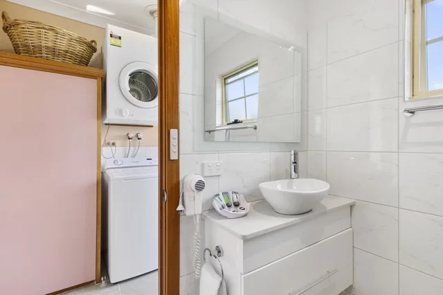 2 Bedrooms, Cherry, Family, Cottage, 1 Queen and 3 Single Beds، Swansea Cottages & Motel Suites 5/6