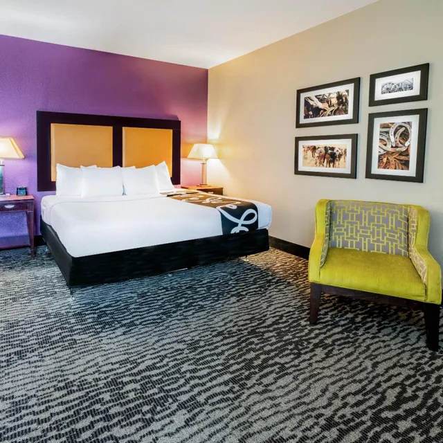 جناح بسرير كينج لذوي الإعاقة، La Quinta Inn & Suites by Wyndham DFW Airport West - Bedford 1/6