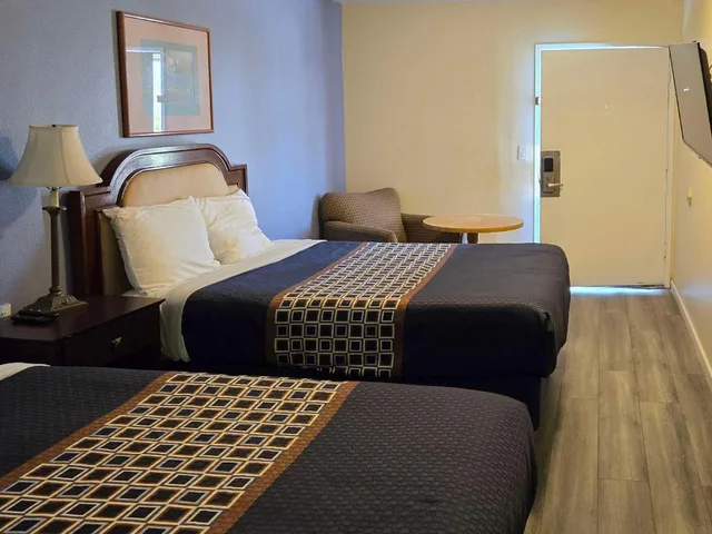 Suite, 1 King and 2 Queen Beds, Rodeway Inn & Suites Blythe I-10, CA 4/5