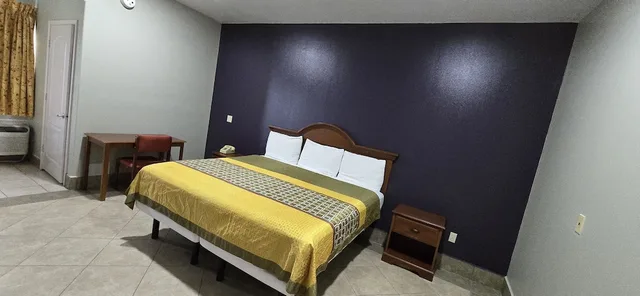2 Rooms, Business, Suite, King Bed, Pool Side، Texas Inn and Suites - Rio Grande Valley 5/10