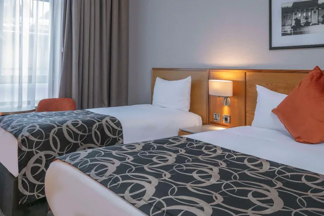 غرفة ديلوكس بسرير مزدوج وسرير فردي، The Crown London, WorldHotels Distinctive 2/3