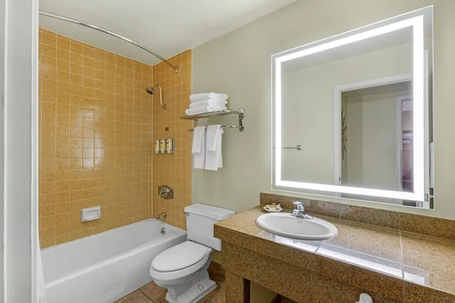 جناح بسرير كينج مع أريكة، Best Western Plus Arroyo Roble Hotel & Creekside Villas 8/10