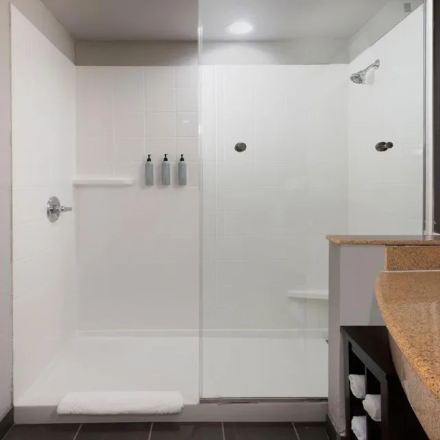غرفة بسرير كينج بجاكوزي، Courtyard by Marriott Oklahoma City North/Quail Springs 4/4