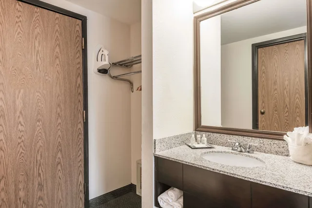 غرفة بسرير كينج لذوي الإعاقة، Wyndham Garden Williamsburg Busch Gardens Area 9/10