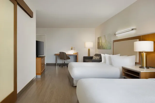 استوديو بسريرين كوين بإطلالة على المرسى بشرفة مع أريكة، SpringHill Suites Orange Beach at The Wharf 2/9