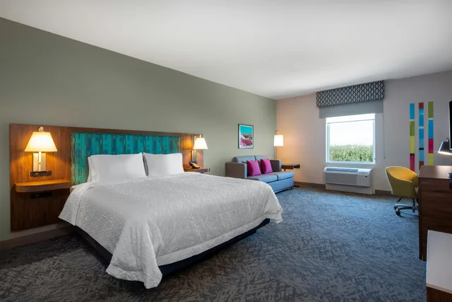 غرفة بسرير كينج مع أريكة، Hampton Inn and Suites Edmonton St. Albert, AB 3/3