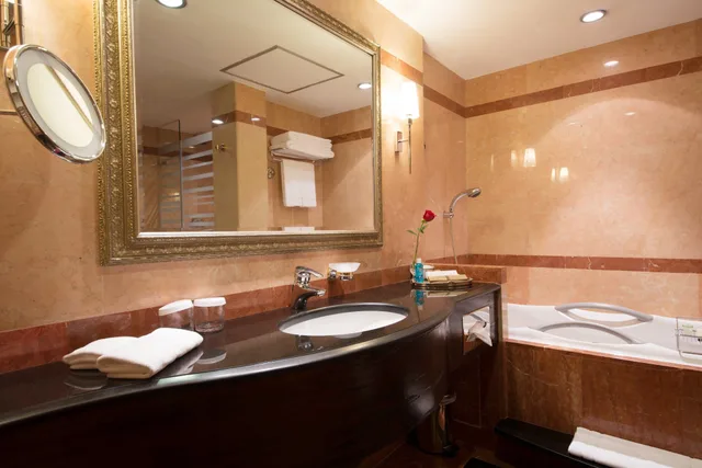 غرفة بريميوم بسرير كينج بإطلالة على المسبح، Holiday Inn Al Thuraya City 7/10