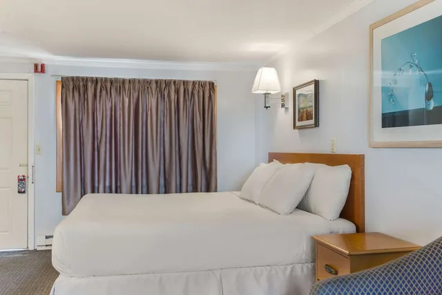 غرفة بسرير كينج لذوي الإعاقة، Americas Best Value Inn Suites Hyannis Cape Cod 1/4