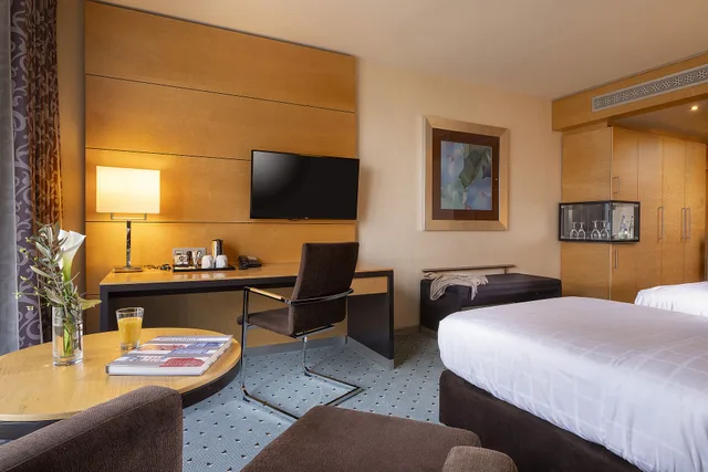 غرفة كلاسيكية بسريرين منفصلين وسرير كوين، Maritim Hotel Dusseldorf 2/3