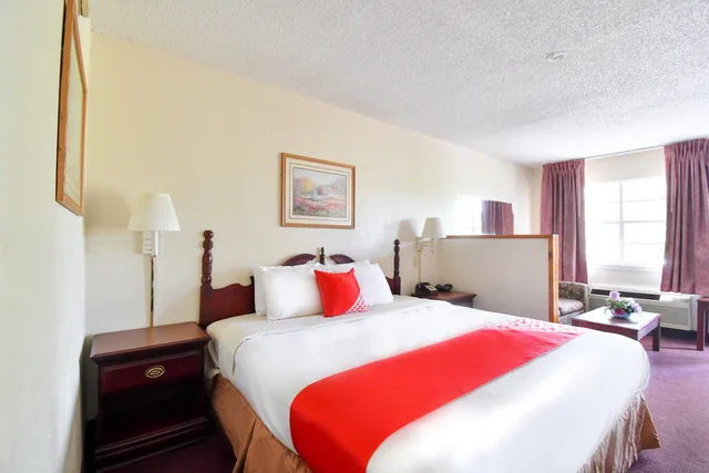 غرفة بسرير كينج، Oyo Hotel Tyler Lindale 2/4