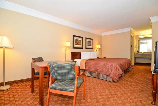 غرفة قياسية بسرير كينج، Peach State Inn & Suites 2/2
