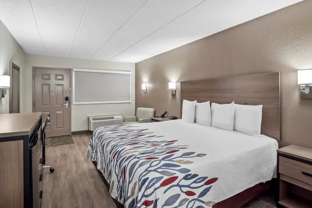 Deluxe, Queen Bed, Red Roof Inn Ann Arbor - University Of Michigan South 2/6