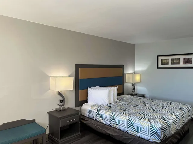 غرفة ديلوكس بسرير كينج للمدخنين، Motel6 Greenville, NC – ECU-Medical Center 1/3