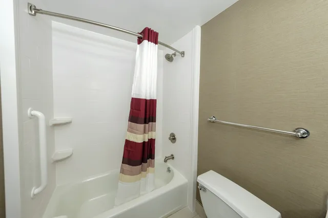 غرفة ديلوكس بسريرين كوين بإطلالة على البحيرة، Red Roof Inn & Suites Newburgh - Stewart Airport/ West Point 8/8