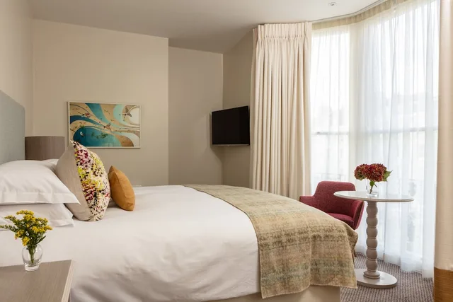 غرفة فاخرة بسرير كوين بإطلالة على البحر، The Charm - Brighton Boutique Hotel 2/4